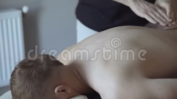 男性按摩在水疗中心的过程4K视频的预览图