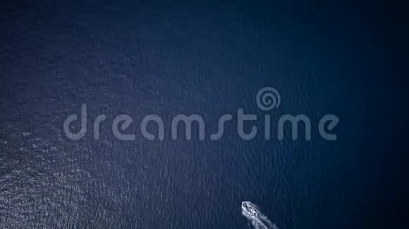 快速航行于大海的摩托艇的鸟瞰图视频的预览图