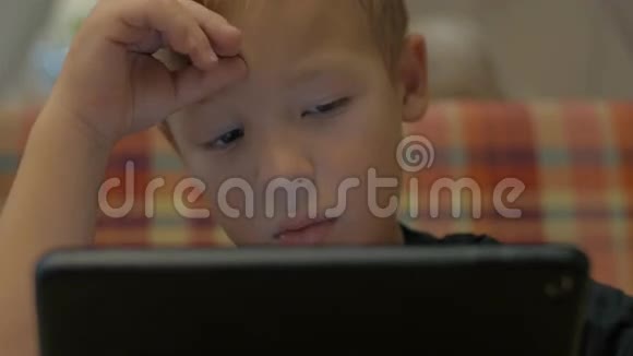 男孩在平板电脑上度过闲暇时光视频的预览图