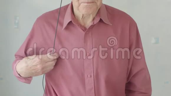 听耳机音乐的老人视频的预览图