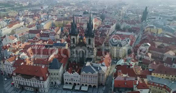 在Tyn布拉格捷克共和国前我们夫人的布拉格和科斯特尔的空中景色视频的预览图