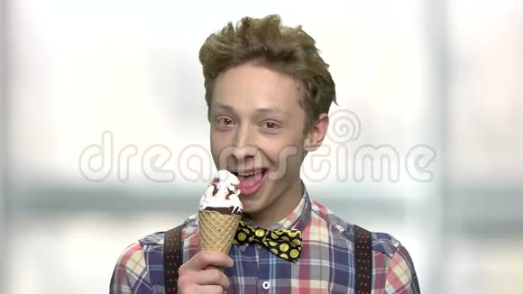 可爱的青春期男性吃冰淇淋视频的预览图