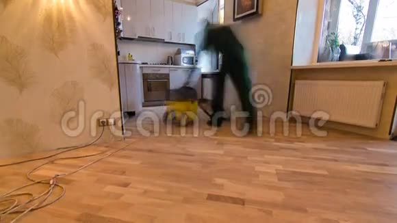 地板工作时安装木花板后的木工清洁室视频的预览图