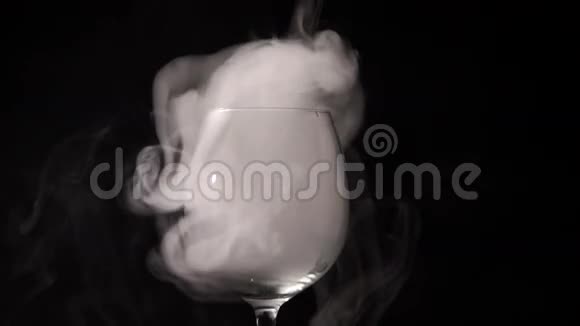 在黑暗中白色的烟雾在一个空的透明玻璃中盘旋视频的预览图