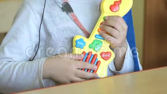 小女孩在幼儿园玩玩具吉他视频的预览图