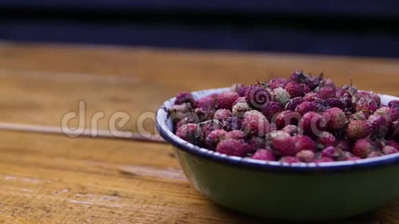 木制背景碗里的红色草莓视频的预览图