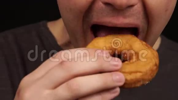 吃很多甜甜圈的人的肖像视频的预览图