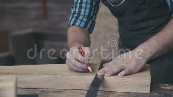木匠的手拿着一把尺子和一支铅笔视频的预览图
