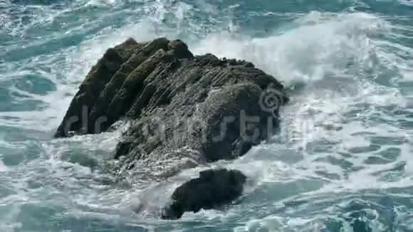大浪在海洋中冲击岩石视频的预览图