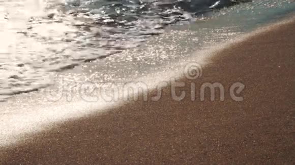 晴天时海浪拍打着沙滩视频的预览图