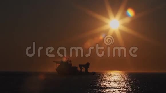 平台补给船在美丽的夕阳下漂浮在水面上视频的预览图