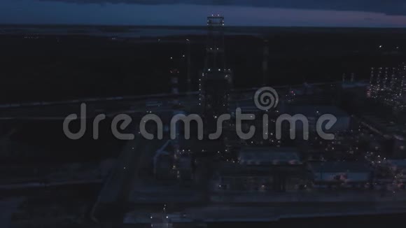 日落时炼油厂的鸟瞰图视频的预览图