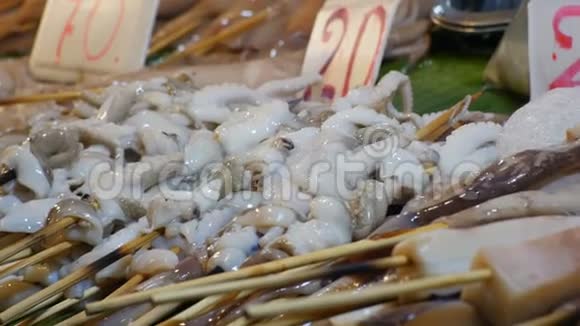 全国亚洲异国风味海鲜在街头夜市的陈列柜上泰国芭堤雅视频的预览图
