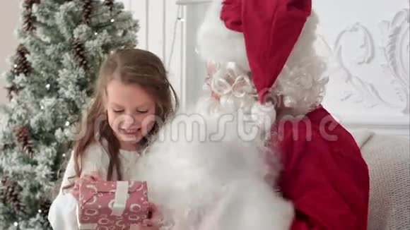 在圣诞老人手里摇着礼物想猜猜里面是什么视频的预览图
