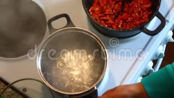 这位女士把意大利面以巢的形式放进沸水中加入菠菜视频的预览图
