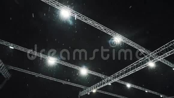 在漆黑的夜晚在大雪下有灯光的桁架视频的预览图