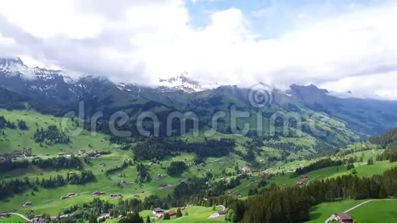 空中俯瞰小村庄录像屋内绿谷斜坡斜坡花园视频的预览图