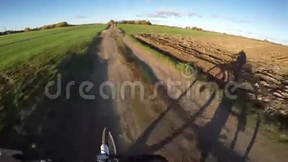 从4K驱动自行车上拍摄的风景视频的预览图
