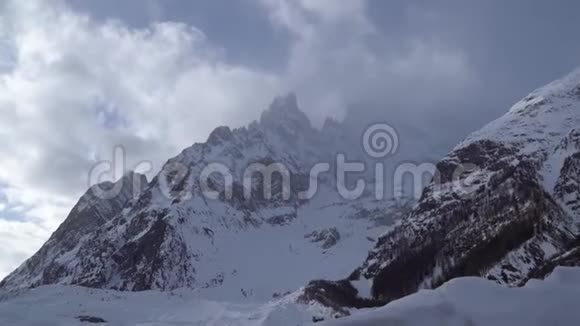 带雾霾的阿尔卑斯山脉景观视频的预览图