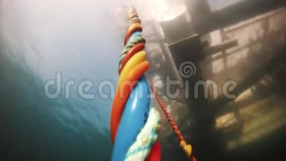 角度scooba潜水员拉着五颜六色的绳子从水面上出来视频的预览图