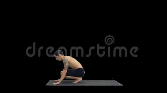 做瑜伽的年轻人阿尔法频道视频的预览图