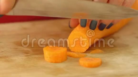 女厨师女性的手切胡萝卜健康食品快关门4K视频的预览图