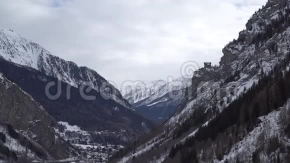 带雾霾的阿尔卑斯山脉景观视频的预览图