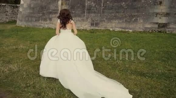美丽的新娘在城堡前奔跑视频的预览图