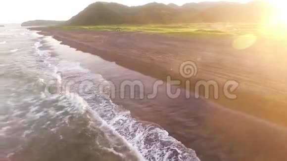 飞越海洋海浪日落太平洋野外的人视频的预览图