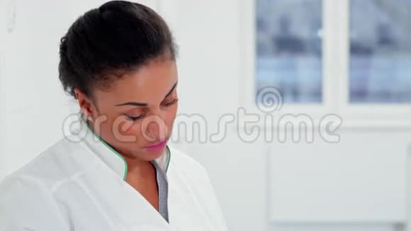 女医生在医院摆姿势视频的预览图