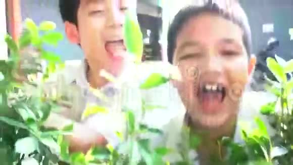 快乐的亚洲男孩正笑着玩捉迷藏慢动作视频的预览图
