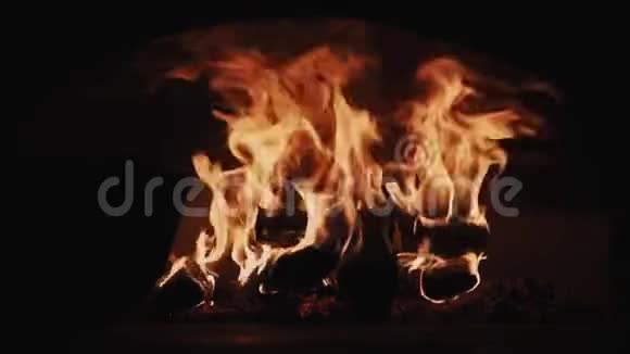 在黑暗的房间壁炉里燃烧着燃烧着的木头视频的预览图