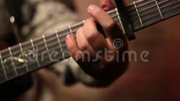 一个弹声吉他的人视频的预览图
