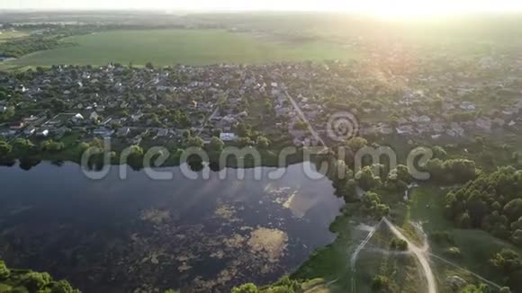 从空中俯瞰湖泊视频的预览图
