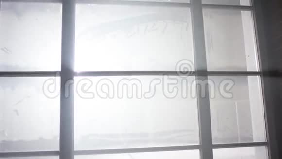 窗户灯纱窗窗外的光线和砖墙视频的预览图