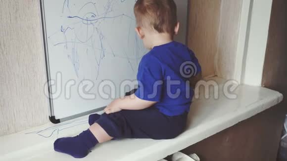 宝宝坐在窗台上画记号笔视频的预览图