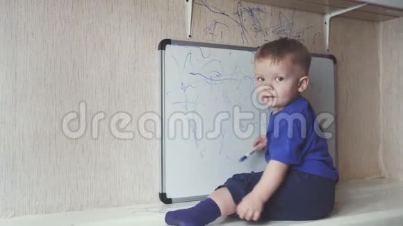 宝宝坐在窗台上画记号笔视频的预览图