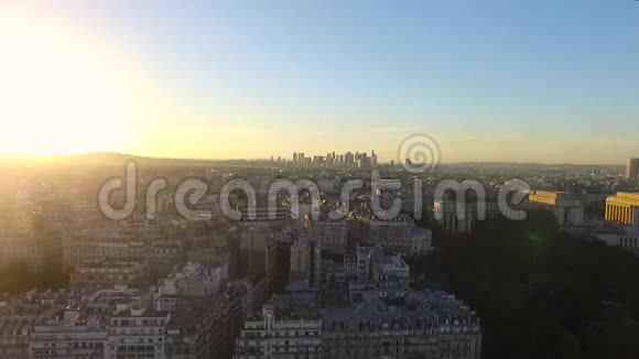 在巴黎上空俯瞰日落视频的预览图