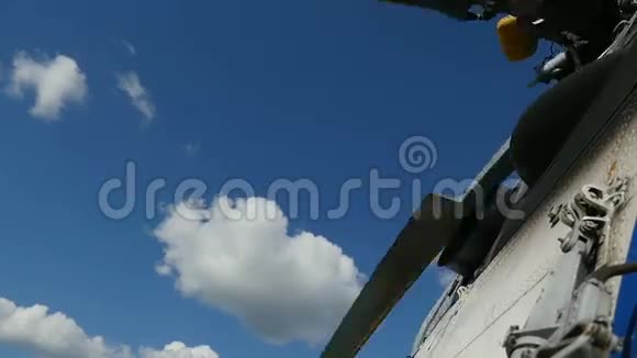 镜头显示直升机叶片对天空旋转视频的预览图