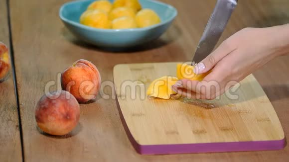 用刀把多汁的桃子切在木板上视频的预览图