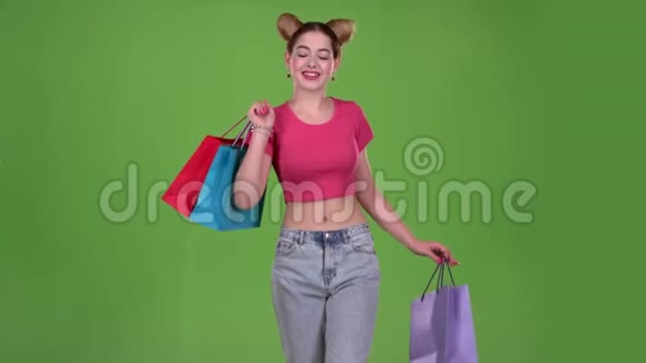 女孩手里拿着袋子去购物绿色屏幕视频的预览图