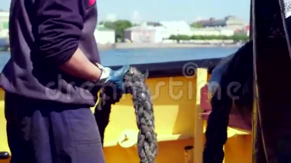 海军陆战队在海上绑绳子视频的预览图