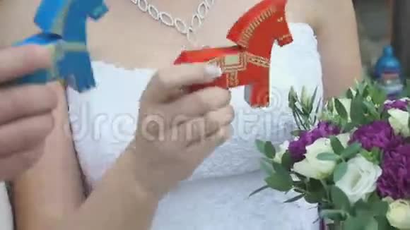 已婚夫妇手持五颜六色的木马玩具视频的预览图