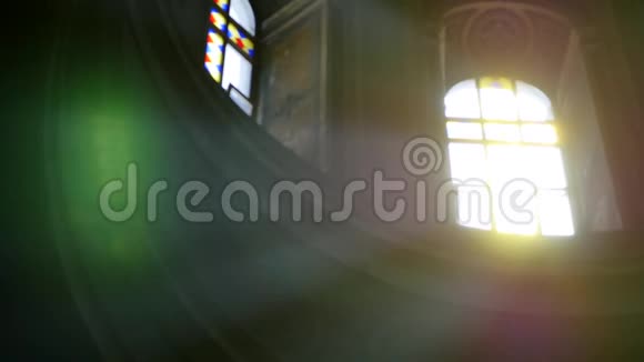 阳光透过教堂的彩色玻璃窗视频的预览图