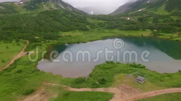 湖中山的倒影从山顶俯瞰湖景视频的预览图
