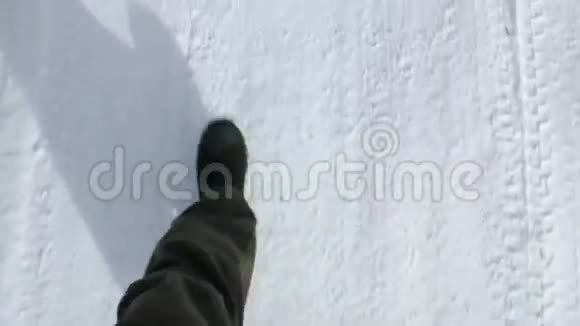 一个人走在被白雪覆盖的路上视频的预览图