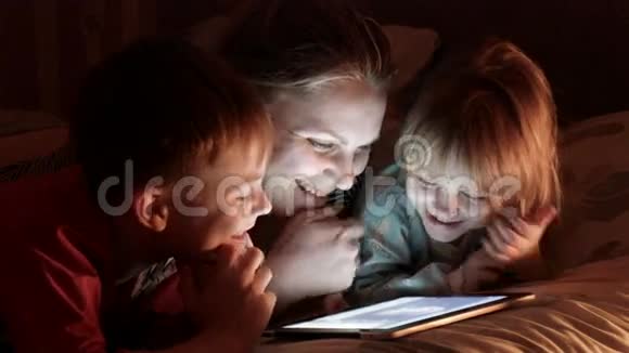 妈妈女儿和儿子看录像视频的预览图
