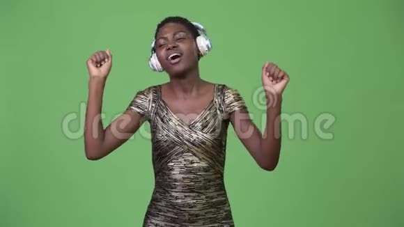 年轻漂亮的非洲女人听音乐视频的预览图