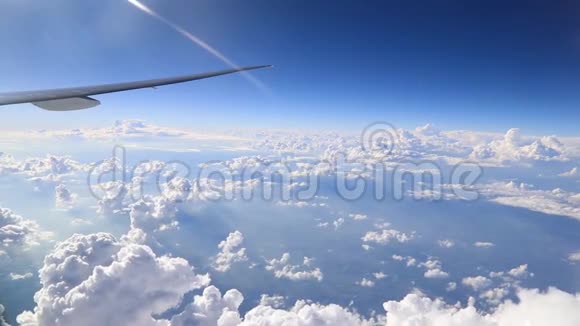 从飞机窗口到云层的景色视频的预览图