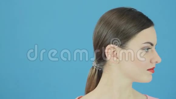 微笑美丽的女人与完美的新鲜清洁皮肤在蓝色背景在工作室青少年及皮肤护理概念视频的预览图